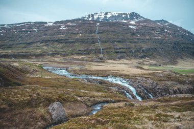 Seydisfjordur, İzlanda 'da barajlı dağ manzarası ve şelale, geniş açılı çekim