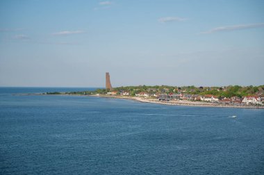 Laboe Donanma Anıtı anıtı. Uzaktan deniz ve sahil manzaralı. Hava manzaralı.