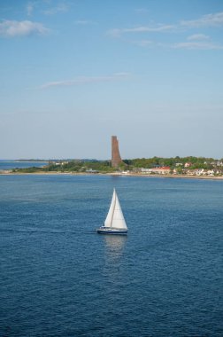 Laboe Donanma Anıtı anıtı. Uzaktan deniz ve yelkenli manzaralı. Hava manzaralı, Kiel, Almanya.