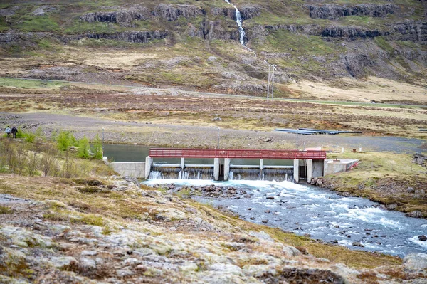 Diga Con Fiume Seydisfjordur Islanda Cascata Paesaggio Montano Sullo Sfondo — Foto Stock