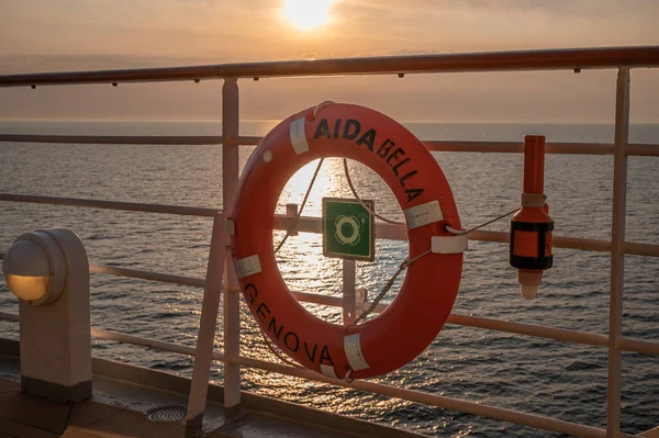 オレンジAidaベラのリバイブイは 海と日光を背景に 天井の船に取り付けられています — ストック写真