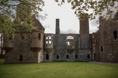 Piskopos 'un Sarayı, kale harabesi, Kirkwall, İskoçya, önünde ağaçlar olan.