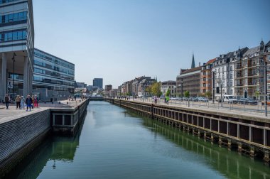 Aarhus kentsel alanı nehir ve iş bölgesi, konut binaları ve ana cadde, geniş açılı çekim, güneşli bir gün, Danimarka