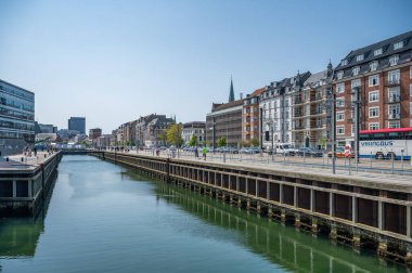 Aarhus kentsel alanı nehir ve iş bölgesi, konut binaları ve ana cadde, geniş açılı çekim, güneşli bir gün, Danimarka