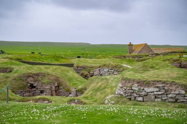 Orkney Adası 'ndaki Skara Brae tarih öncesi köyü, geniş açı, bulutlu gün, İskoçya