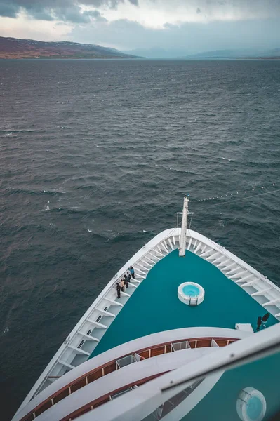 Aida Bellaのクルーズ船の弓 スイミングプールと乗組員との高い角度の景色 背景の海 垂直ショット — ストック写真