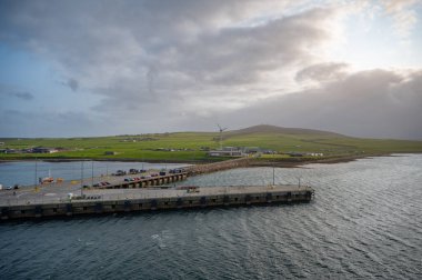 Kirkwall yakınlarındaki Orkney Adası Limanı. Önünde rüzgar türbini ve deniz var. Geniş açılı çekim.