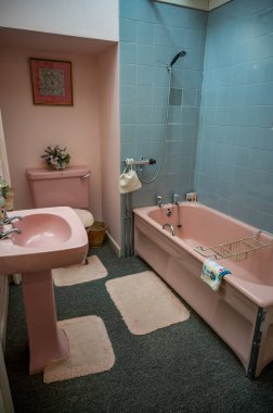 Skaill Müzesi, Orkney Adası, İskoçya 'da kapalı pembe banyo, dikey çekim.