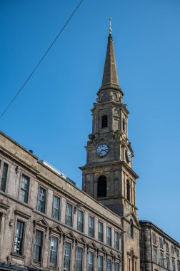 Inverness Kasabası Çan Kulesi Tolbooth saat kulesi, alçak açı, dikey çekim, İskoçya