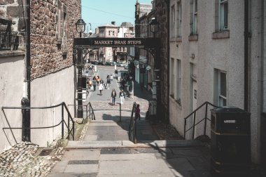 Invergordon, İskoçya 'da Market Brae Steps merdivenleri imzalı.