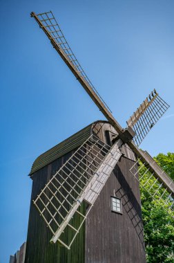 Aarhus, Danimarka 'daki Botanik Bahçesi yakınlarındaki eski rüzgar değirmeni.
