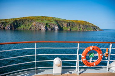 İskoçya, Invergordon yakınlarındaki güzel manzaranın önü açık gökyüzünde AIDA Bella yolcu gemisinin tekne güvertesiyle dolu.