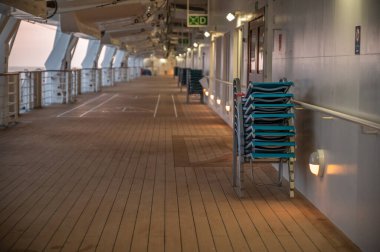 AIDA Bella yolcu gemisi yan güvertesi ve güverte sandalyeleri akşam
