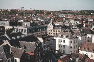 Akşam saatlerinde Danimarka 'nın Aarhus kentinin hava manzarası