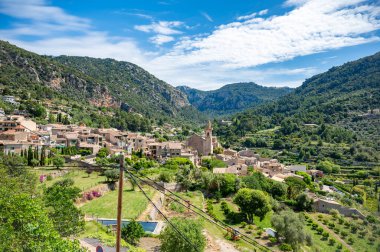Valldemossa köyünün şehir manzarası katedral, gündüz Majorca, geniş açılı çekim, Mallorca