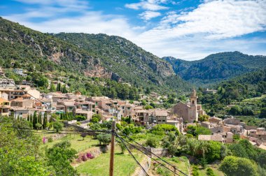 Valldemossa köyünün şehir manzarası katedral, gündüz Majorca, geniş açılı çekim, Mallorca