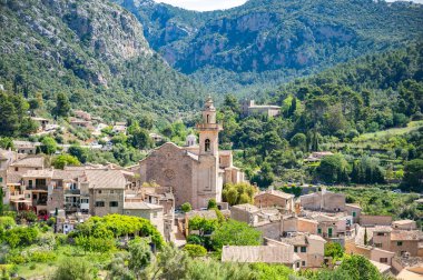 Valldemossa köyünün güneşli bir günde katedral, Mayorka ve Mallorca manzarası.