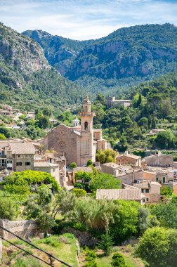 Valldemossa köyünün katedrali, gündüz vakti Mayorka, dikey çekim, Mallorca