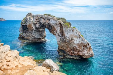 Ünlü kaya Es Pontas, Mayorka manzarası, harika havalarda yatay çekim, Mallorca İspanya
