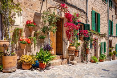 Valldemossa 'daki güzel dekore edilmiş bina, Mayorka. Önünde çiçekler ve saksılar, Mallorca.