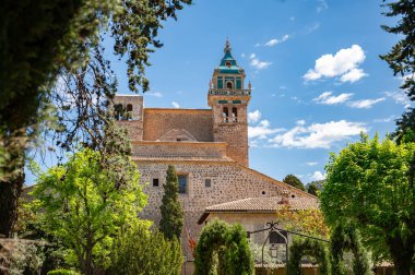 Iglesia de la Cartuja Kilisesi Kulesi, Valldemossa, Majorca, güneşli bir günde, önünde ağaçlar, yatay çekim, Mallorca