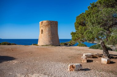 Torre de Cala Pi, Mayorka, arkaplanda deniz manzaralı, açık gökyüzü, Mallorca