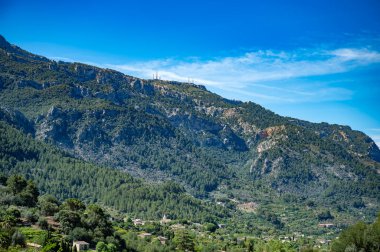 Serra de Tramuntana sıradağları, Mallorca, Fornalutx yakınlarındaki dağın tepesinde radar istasyonu olan Majorca.