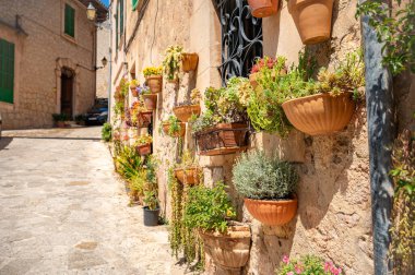 Valldemossa 'daki dekore edilmiş bina, Mayorka Fabrikaları bir bina duvarına bağlı vazolar, yatay çekim, Mallorca