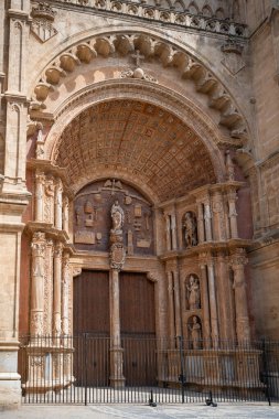 Palma Katedrali 'nin kapısı, La Seu, Mallorca, önünde çitle dikey çekim, Mayorka