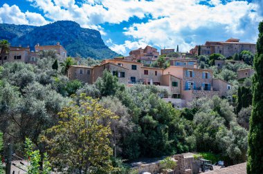 Deia, Mallorca şehri. Arka planda Serra de Tramuntana dağı manzarası, tepedeki binalar, Mayorka İspanya.