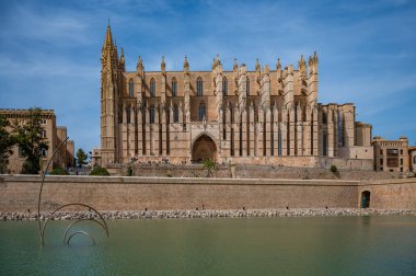 La seu tarihi Katedrali Mallorca, gölle yan görünüm önünde heykel, palma de mallorca