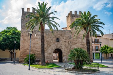 Alcudia, Mallorca Porta del Moll. Önünde palmiye ağaçları var. Büyük havada, yatay çekimde, Mayorka 'da insanlar yok.