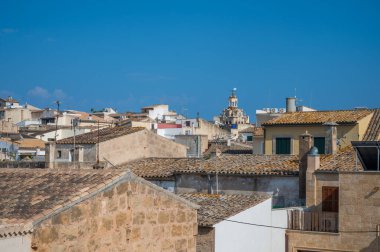 Alcudia, Mallorca şehir çatıları, açık gökyüzü boyunca, Mayorka