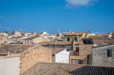 Alcudia, Mallorca şehir çatıları, açık gökyüzü boyunca, Mayorka