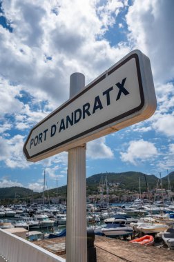 Andratx Limanı, Mallorca tabelası, arka planda gemi ve yatlar, Mayorka, alçak açılı dikey çekim.