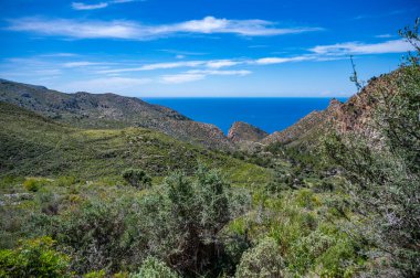 Serra de Tramuntana dağ manzarası, Mallorca arka planda deniz manzarası, geniş açılı çekim, Mayorka