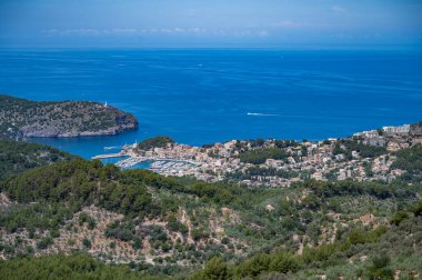 Port Soller Mallorca, körfezden görüş, şehir manzarası, arka planda deniz, yatay çekim, Mayorka