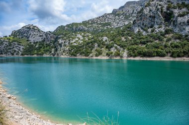 Gorg Blau sanatsal gölü, Mallorca arka planda cennet gibi dağ manzarası, Mayorka