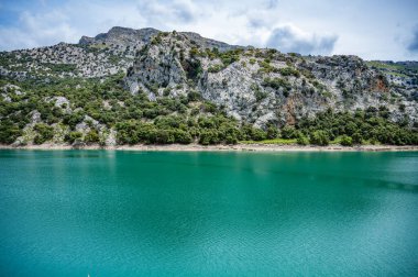 Gorg Blau sanatsal gölü, Mallorca arka planda cennet gibi dağ manzarası, Mayorka