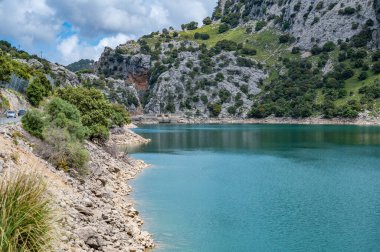 Gorg Blau sanatsal gölü, Mallorca cennet gibi dağ manzarası ve arka planda baraj, Mayorka.