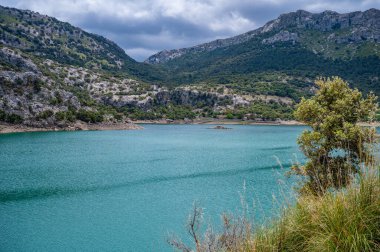 Gorg Blau sanatsal gölü, Mallorca cennet gibi dağ manzaralı ve arka planda Mayorka.