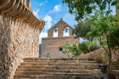 Castell de Capdepera saat kulesi, harika havalarda Mallorca, önde merdiven, Mayorka
