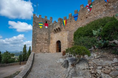 Castell de Capdepera girişi, Mallorca Kalesi duvarında armalı, Mayorka