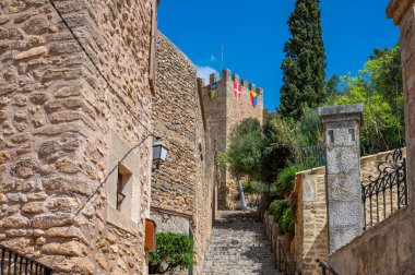 Castell de Capdepera. Uzaktan Mallorca manzarası. Açık gökyüzünde merdivenler, yatay çekim, Mayorka.