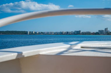 Cala Millor, Mallorca şehri. Bir sürü oteli ve plajı var. Deniz manzarası, geniş açılı çekim.