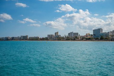 Cala Millor, Mallorca şehir manzarası, bir sürü otel ve plaj, deniz manzarası, geniş açı, Mayorka.