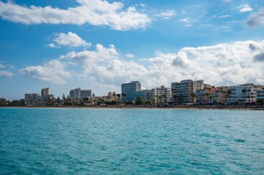 Cala Millor, Mallorca şehir manzarası, bir sürü otel ve plaj, deniz manzarası, geniş açı, Mayorka.
