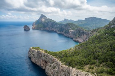 Kaptan Formentor, Mallorca, güzel deniz manzarası ve Mayorka kıyısı, geniş açı çekimi.