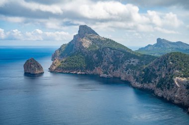 Kaptan Formentor, Mallorca, güzel deniz manzarası ve Mayorka kıyısı, bulutlu gökyüzü