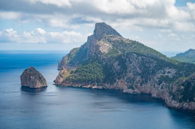Kaptan Formentor, Mallorca, güzel deniz manzarası ve Mayorka kıyısı, bulutlu gökyüzü